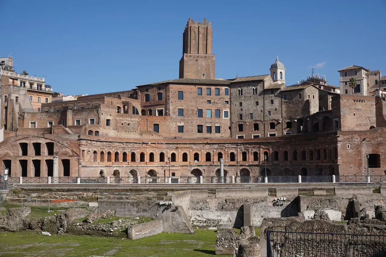 Antiche rovine del mercato di Traiano a Roma, con la torre imponente che domina il paesaggio.