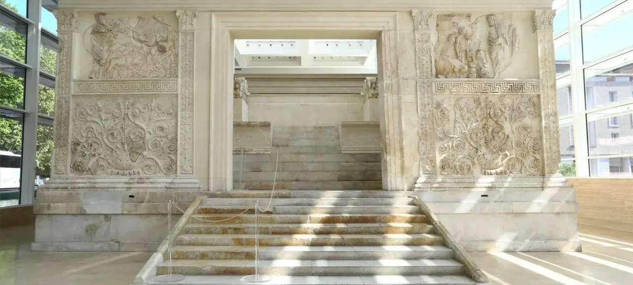 L'Ara Pacis Meier, con le sue scalinate e rilievi antichi, invita a un viaggio nel tempo.