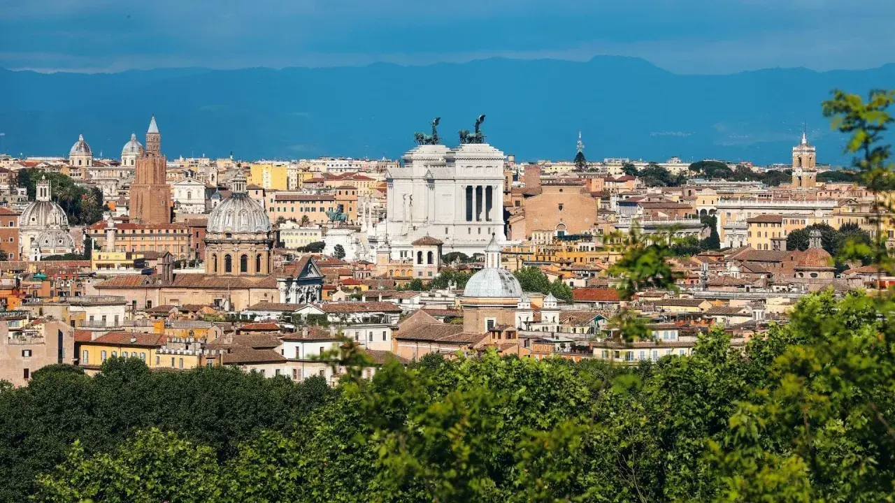 Panorama di Roma con il Vittoriano e cupole, ideale per scoprire cosa vedere in un giorno.