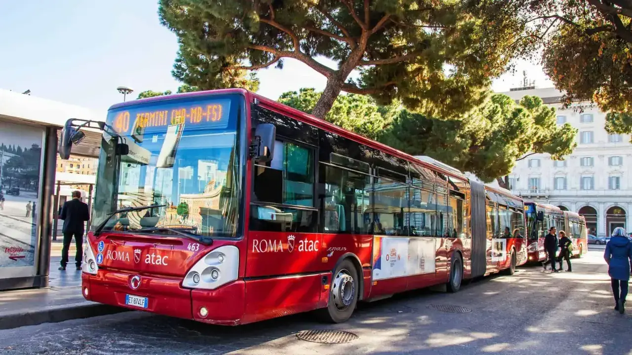 Autobus rosso ATAC linea 40, direzione Termini, fermo vicino a Piazza Navona.