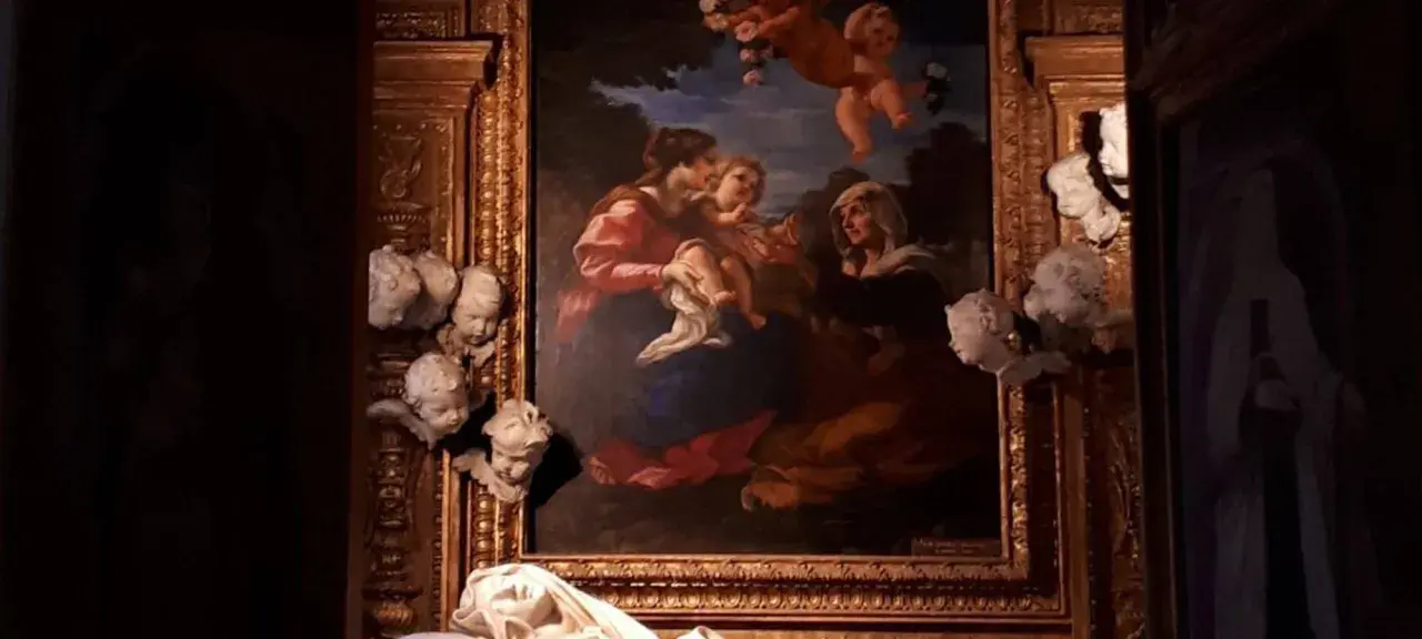 Dipinto di Santa Ludovica Albertoni con putti e sculture che emergono dalla cornice dorata.