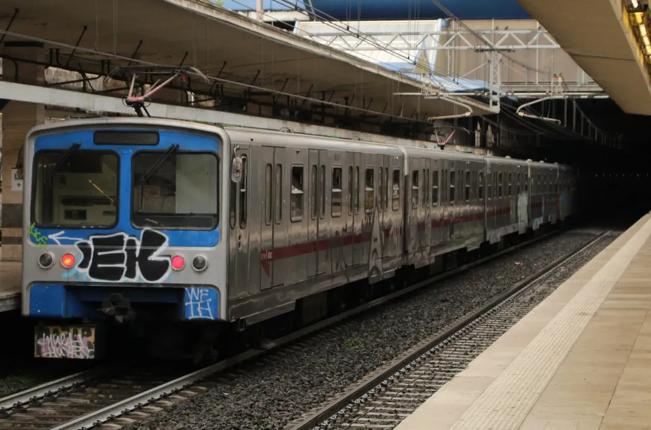Treno della metro B1 di Roma, con graffiti sul frontale, si ferma in stazione prima di entrare in galleria.