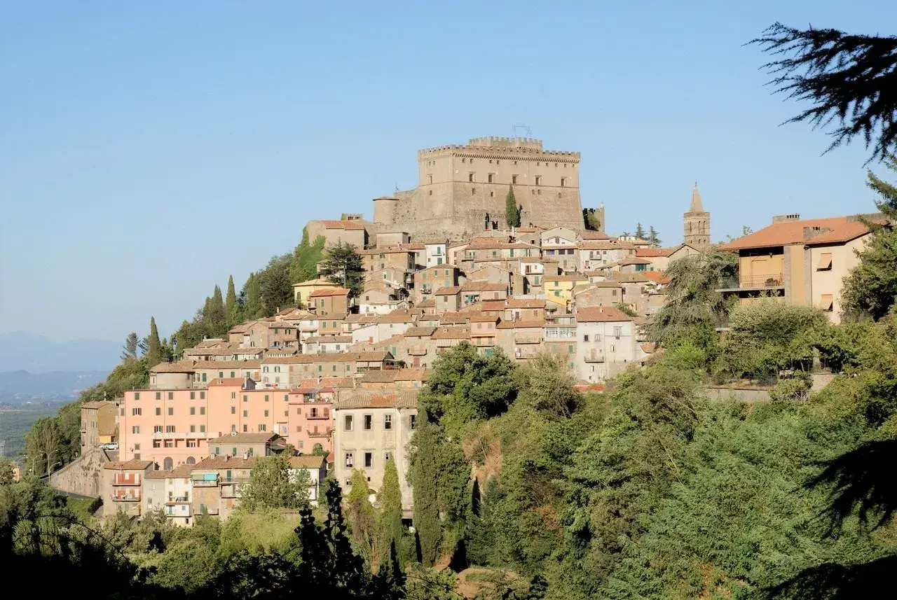 Borgo medievale arroccato con castello e case colorate. Un luogo incantevole da scoprire, tra le cose da vedere vicino a San Pietro.