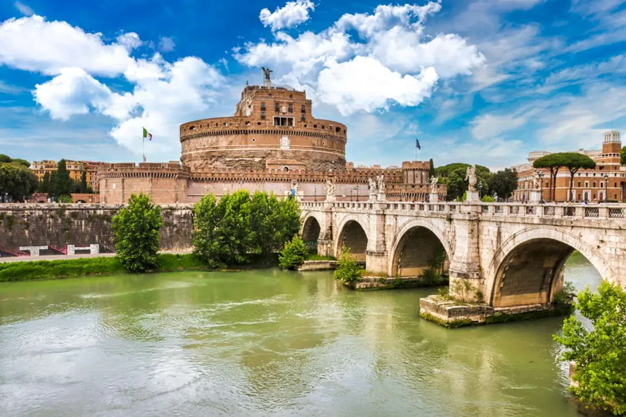 Ponte Sant'Angelo con Castel Sant'Angelo sullo sfondo, un'ottima idea per cosa vedere vicino Castel Sant'Angelo.