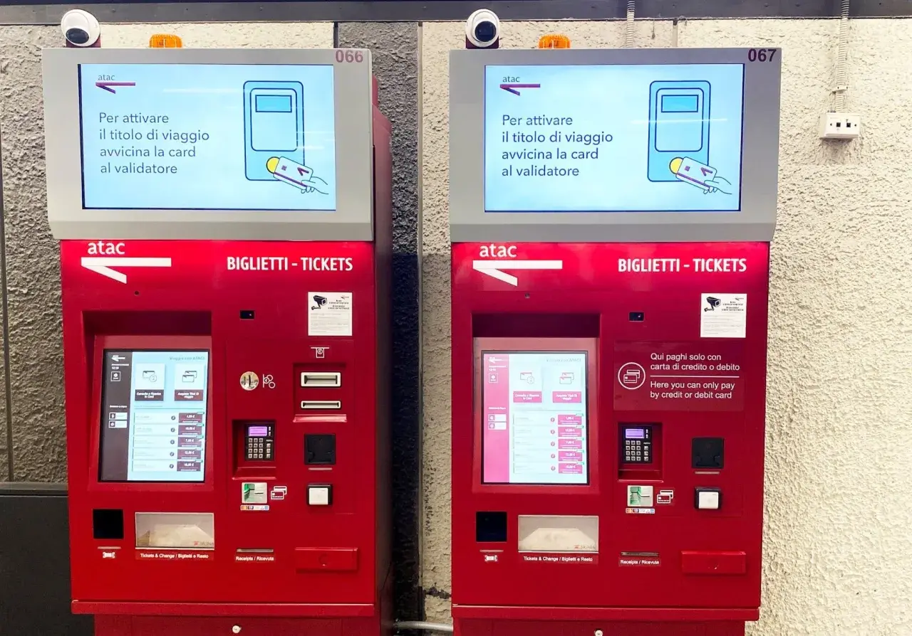 Macchine automatiche ATAC per l'acquisto di biglietti turistici a Roma. Offrono diverse opzioni di viaggio e accettano pagamenti con carta.