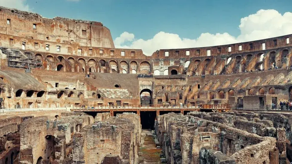 Interno del Colosseo, con le rovine che suggeriscono la grande distanza tra il Circo Massimo e questo anfiteatro.