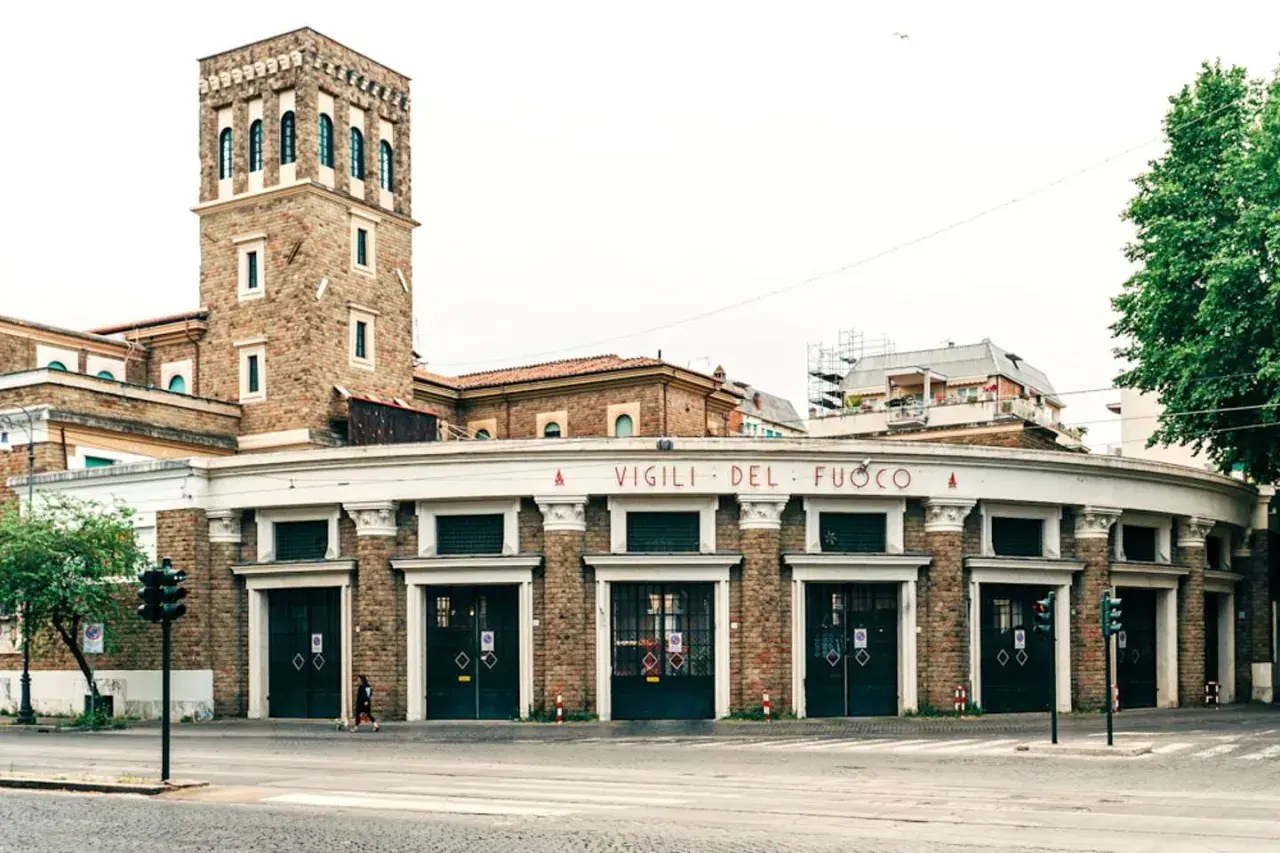 Caserma dei Vigili del Fuoco a Testaccio, Roma, con la sua caratteristica torre e le ampie porte per i mezzi.