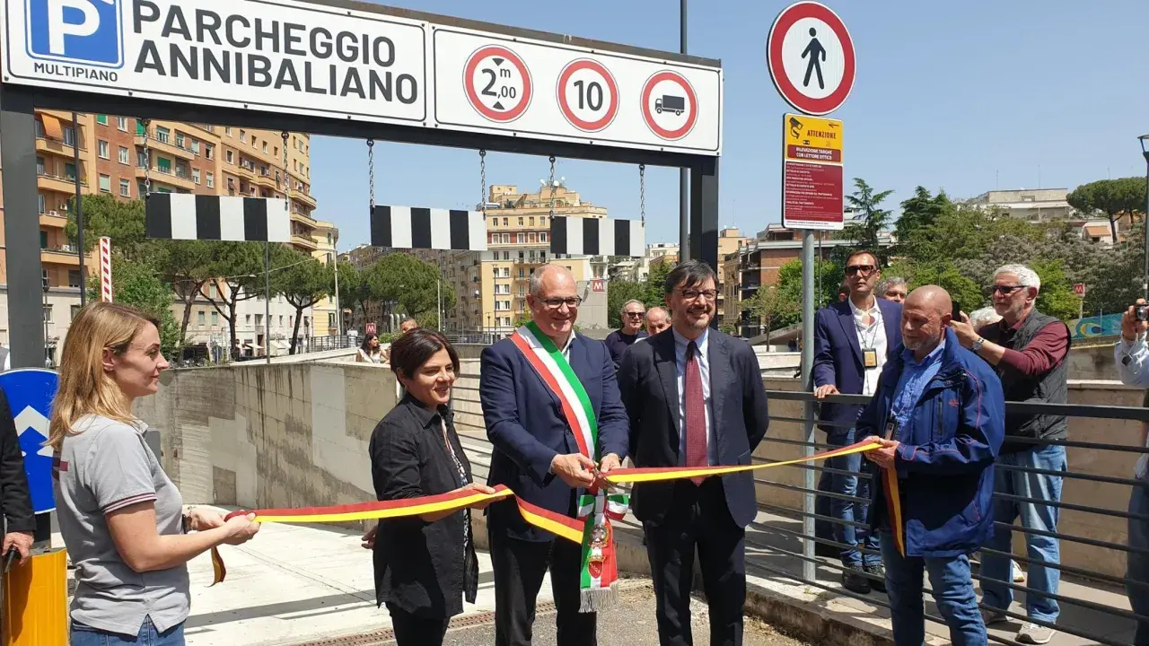 Inaugurazione del parcheggio multipiano Annibaliano, vicino alla fermata metro. Taglio del nastro con autorità e cittadini.