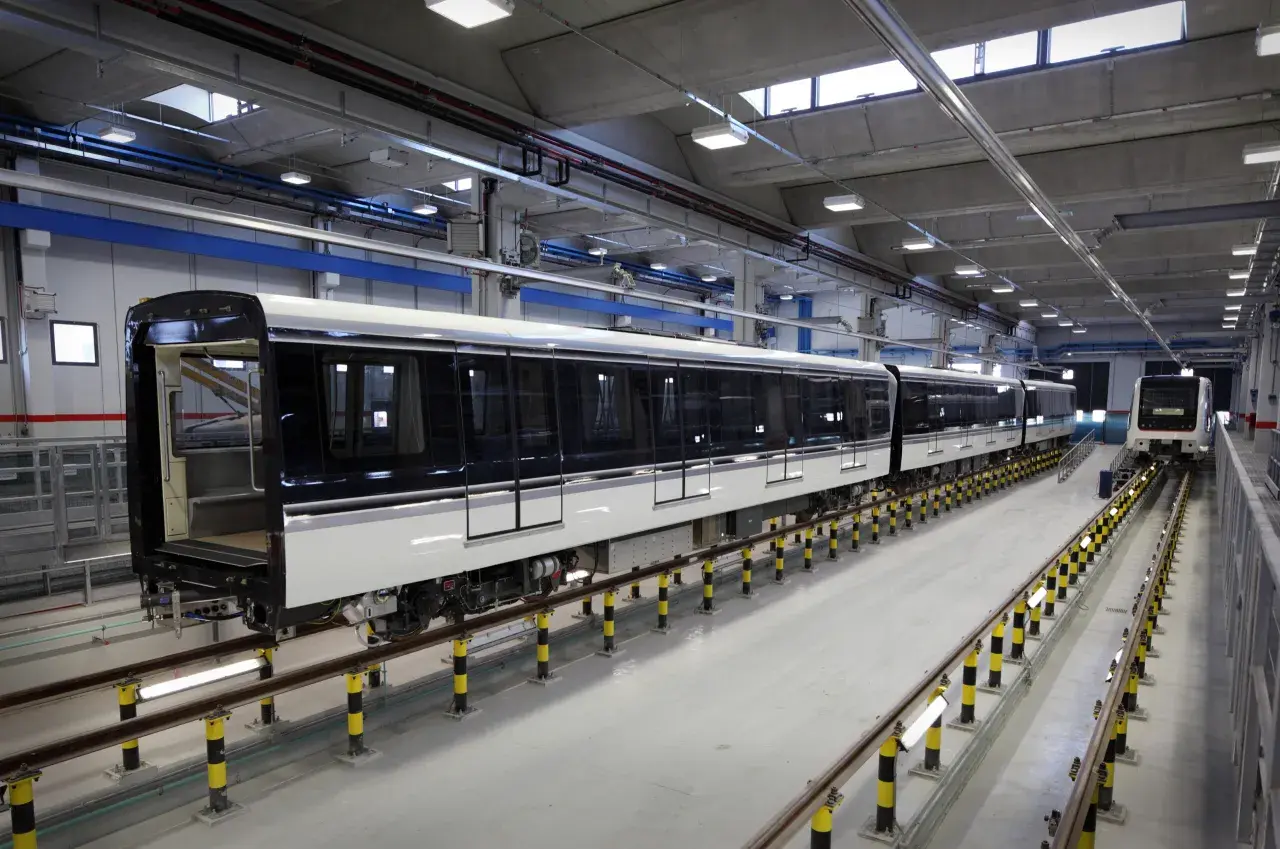 Nuovi treni per la metro di Santa Maria del Soccorso in un deposito moderno.