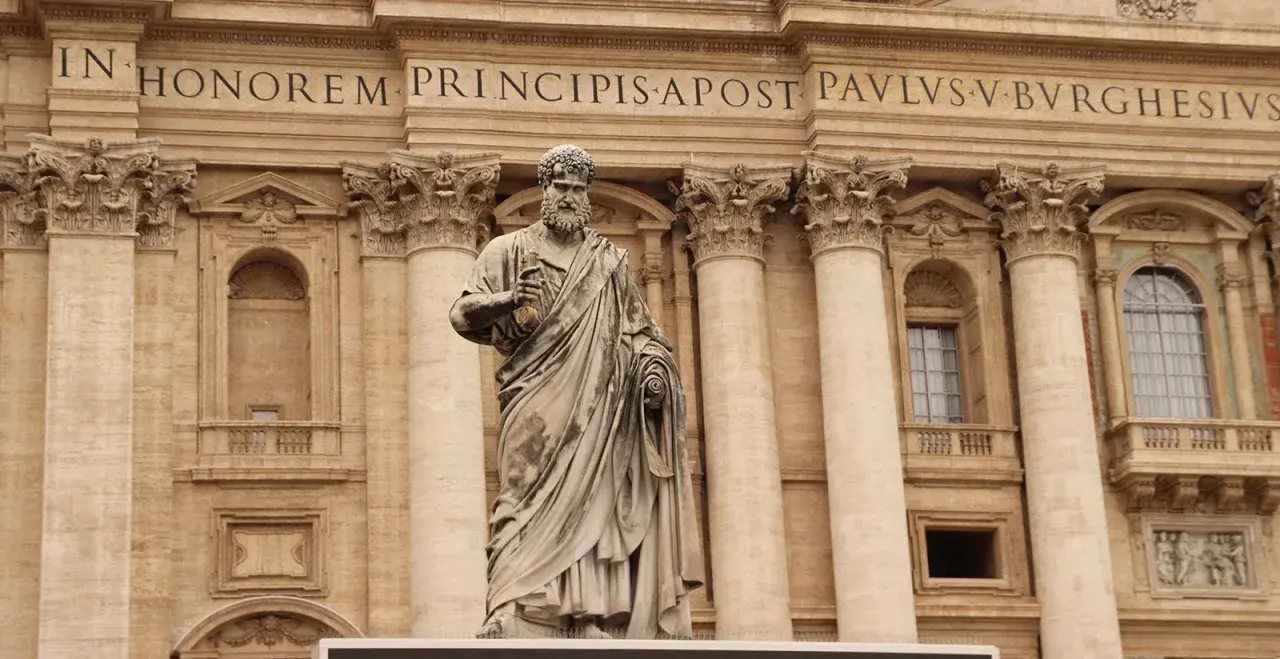 Statua di San Pietro davanti alla Basilica. La scritta "IN HONOREM PRINCIPIS APOST PAVLSV-BVRGHESIVS" celebra i santi Pietro e Paolo.