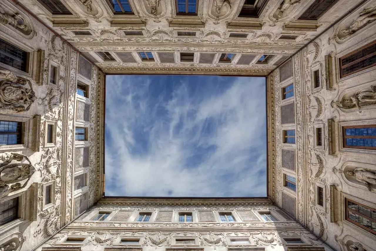 La galleria Borromini, con la sua prospettiva unica, incornicia un cielo azzurro e nuvoloso.