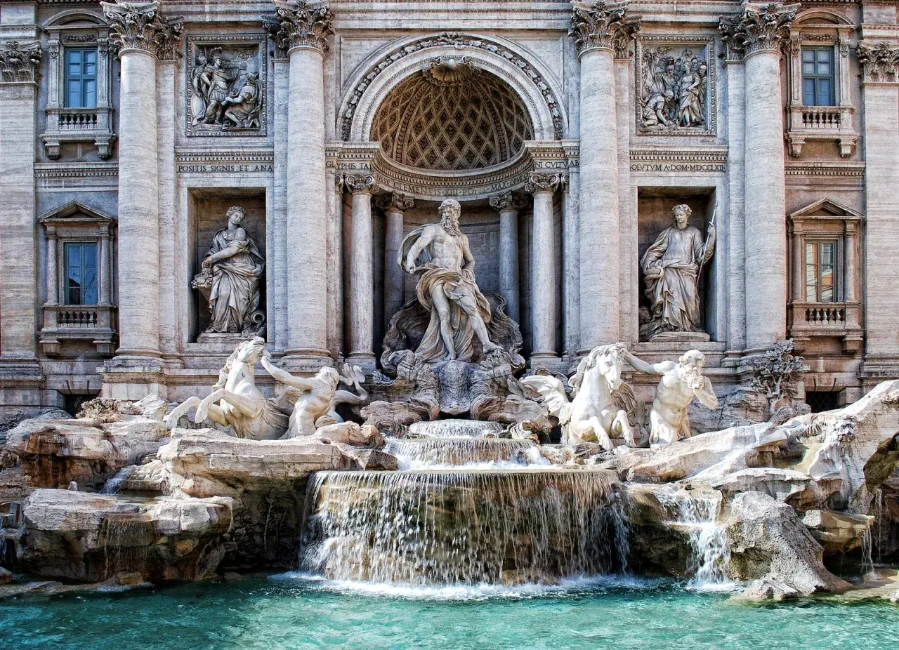 Fontana di Trevi, capolavoro barocco. L'autore, Nicola Salvi, ha creato un'opera maestosa con Nettuno al centro, circondato da cavalli marini e figure allegoriche.
