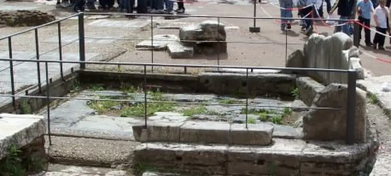 Resti archeologici nel Foro Romano, tra cui il Lapis Niger, protetti da ringhiere.