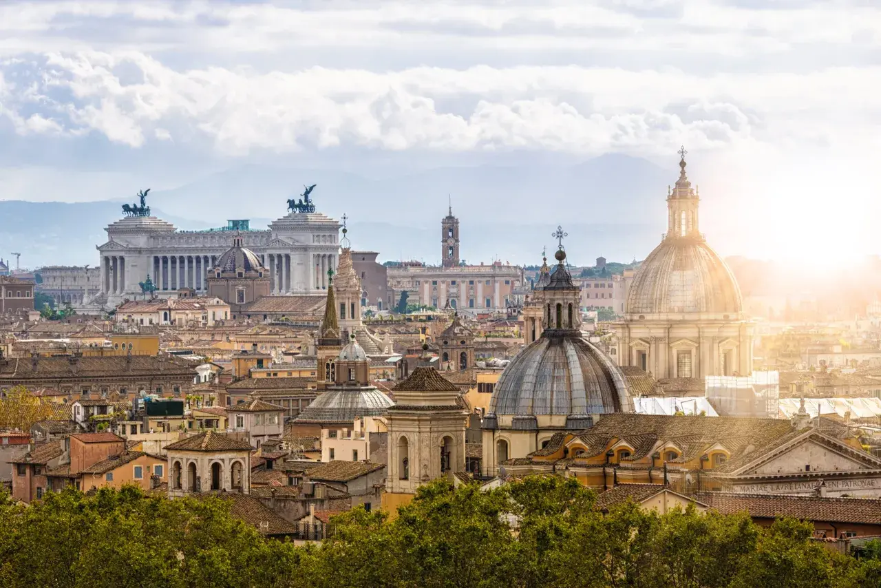 Panorama di Roma con cupole, monumenti e tetti, un vero spettacolo da vedere a Roma.