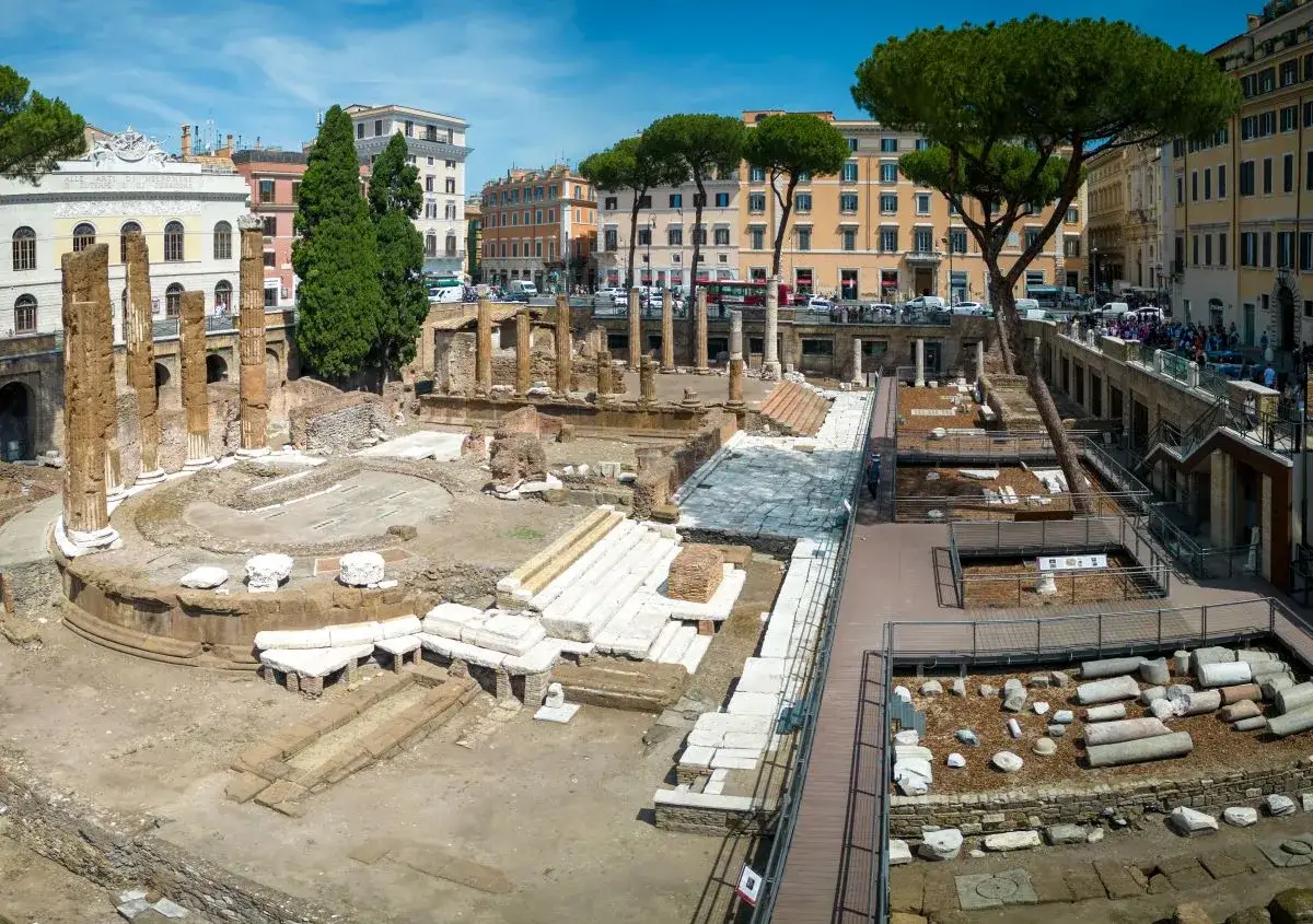 Antiche rovine dell'area sacra di Largo Argentina a Roma, con colonne e resti di templi romani.