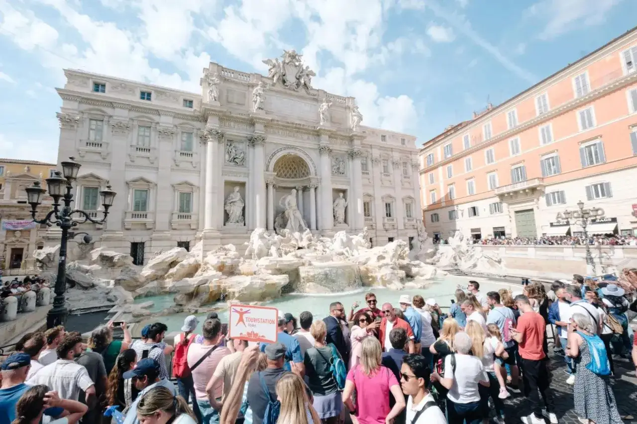 Folata di turisti alla Fontana di Trevi, un luogo imperdibile tra le cose da vedere vicino Fontana di Trevi.