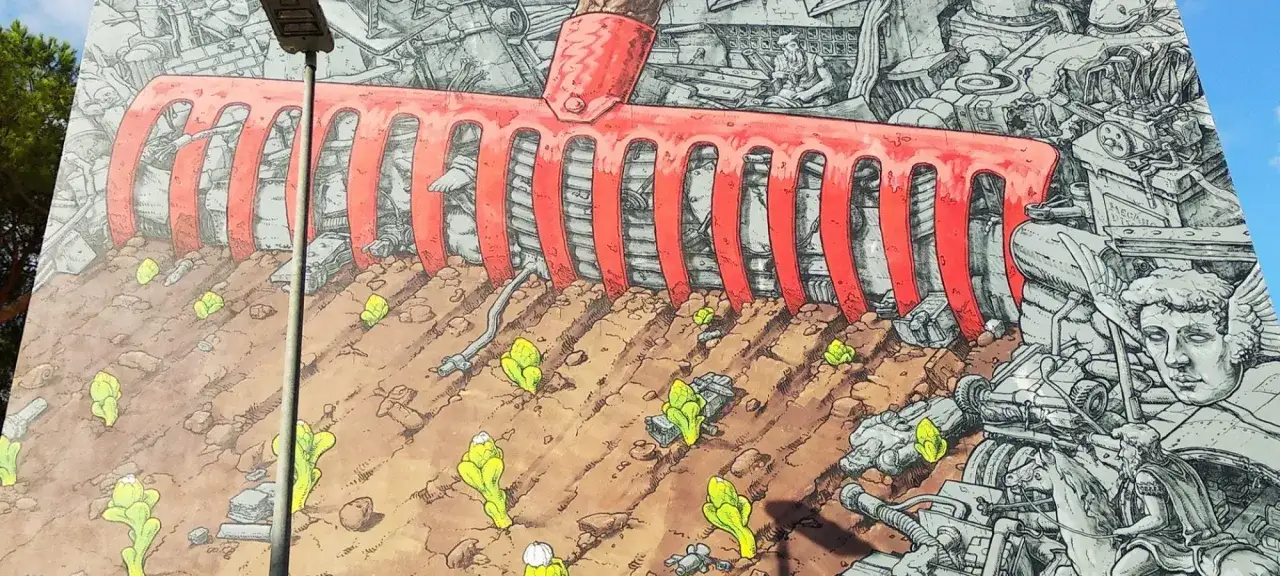 San Basilio murales: un rastrello rosso gigante su un campo con piantine verdi e detriti meccanici.