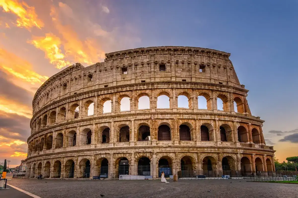Il Colosseo illuminato da un tramonto infuocato, un'indimenticabile immagine di Roma a novembre.