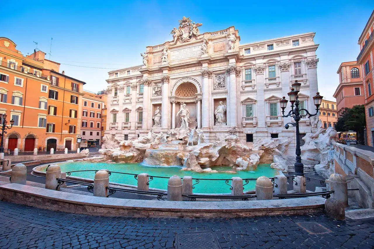 Fontana di Trevi, un capolavoro barocco. Scopri cosa vedere vicino, tra vicoli e palazzi storici.