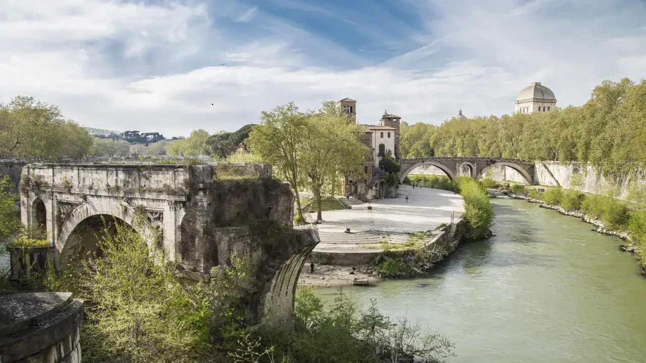 Il ponte rotto a Roma, con i suoi archi antichi e il Tevere che scorre, evoca storie di secoli passati.
