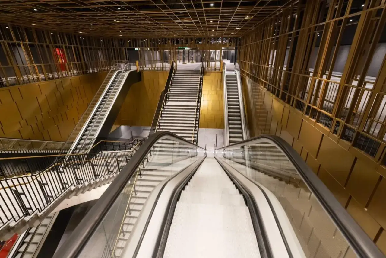 Moderna stazione della Cavour Roma metro con scale mobili e gradinate dorate.