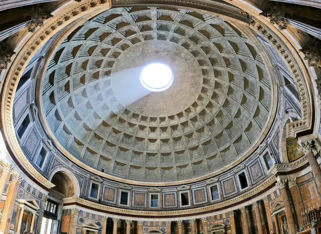 La maestosa cupola del Pantheon a Roma, Italia, con il suo oculo che illumina la piazza della Rotonda.