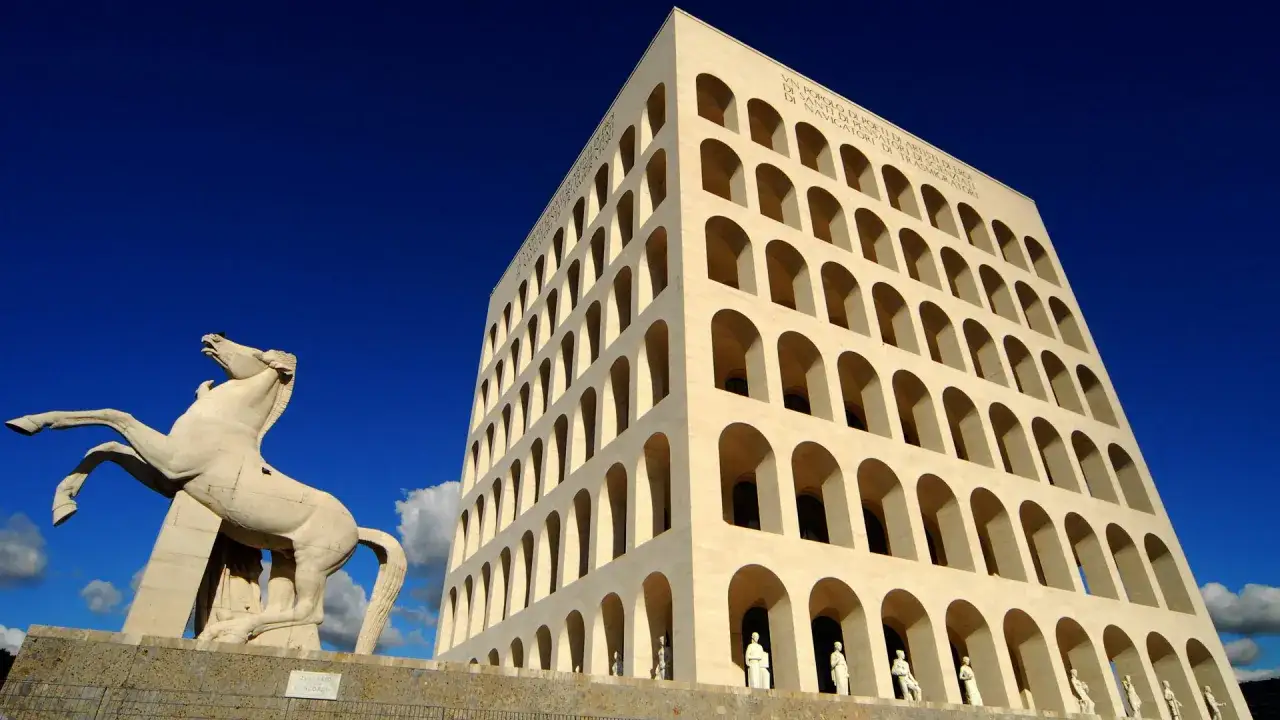 Palazzo della Civiltà Italiana, noto anche come Colosseo Quadrato, simbolo dell'architettura fascista voluta da Mussolini, con statua equestre.