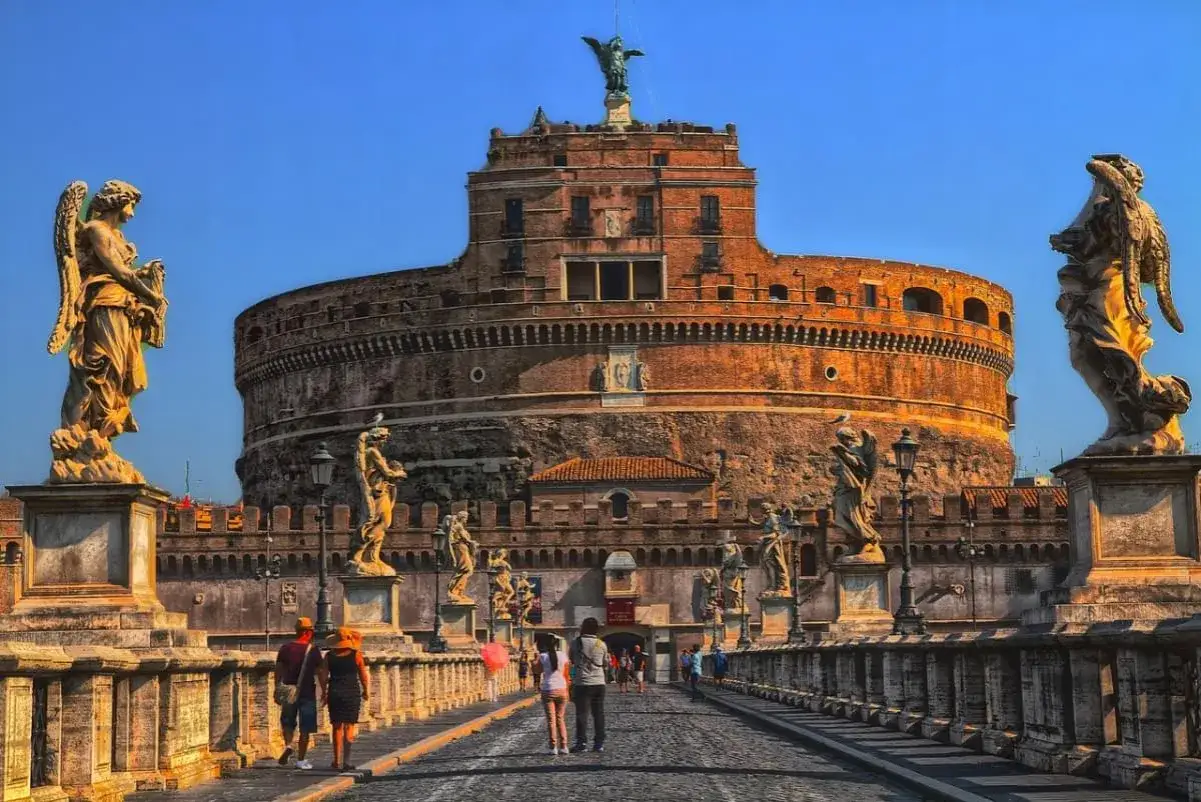 Ponte Sant'Angelo con Castel Sant'Angelo sullo sfondo, un'idea per cosa vedere a Roma in 3 giorni a piedi.