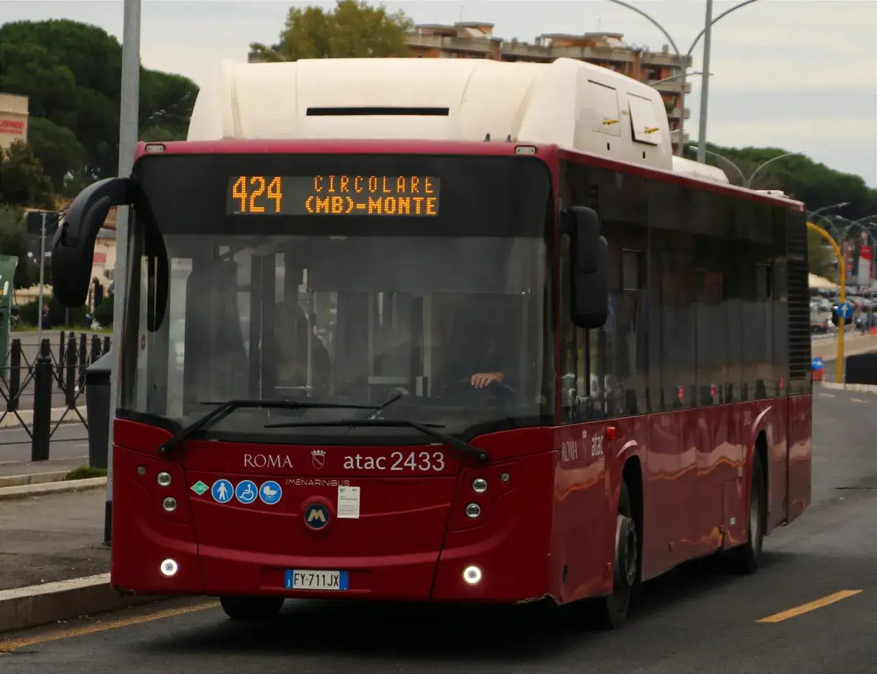 Autobus rosso ATAC 2433, linea 424 Circolare (MB)-Monte, in transito vicino alla stazione Ponte Mammolo.