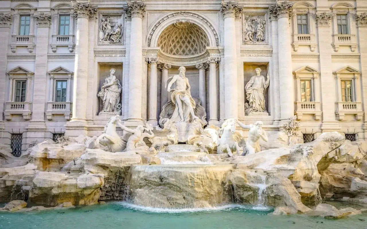 La Fontana di Trevi, capolavoro barocco, con Nettuno al centro. L'autore, Nicola Salvi, ha creato un'opera maestosa.