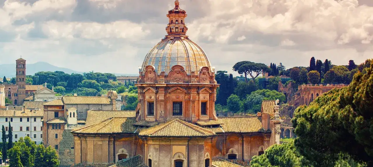 Cupola della chiesa dei Santi Luca e Martina, un gioiello barocco romano, domina il paesaggio urbano tra alberi secolari e rovine antiche.