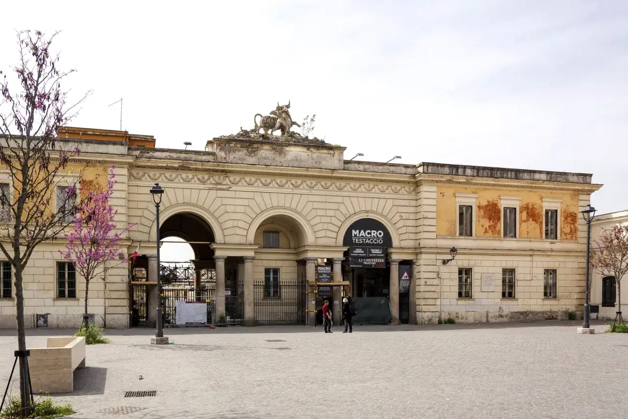 L'ex mattatoio di Roma, ora MACRO Testaccio, con la sua architettura imponente e il toro scolpito.