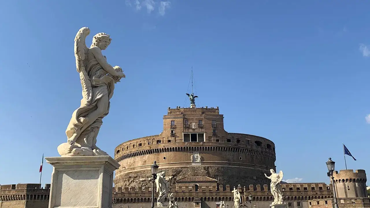 Statue di angeli sul Ponte Sant'Angelo, con Castel Sant'Angelo sullo sfondo, un monumento la cui costruzione risale al II secolo d.C.