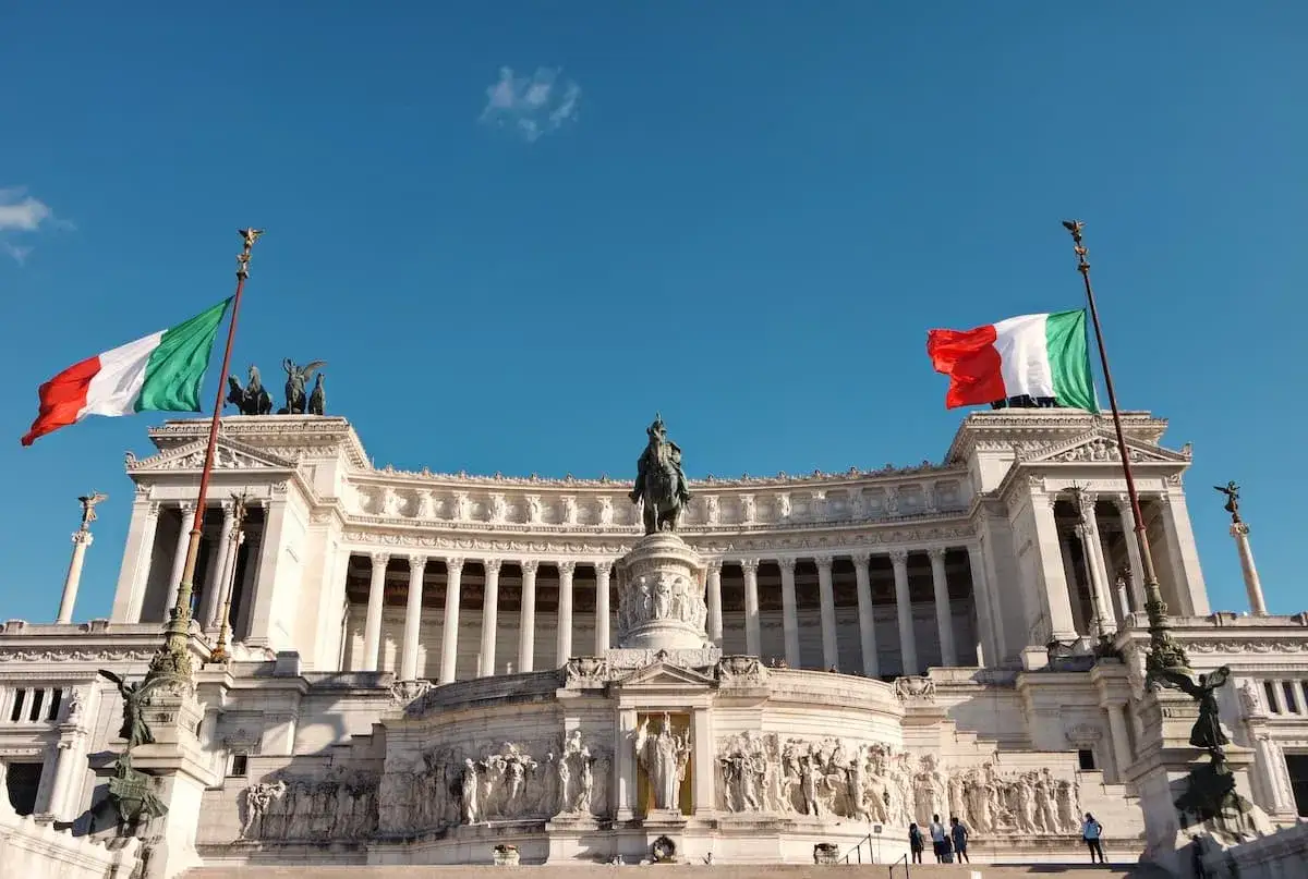 Monumento a Vittorio Emanuele II con bandiere italiane. Un punto di partenza ideale per il tuo itinerario cosa vedere a Roma.