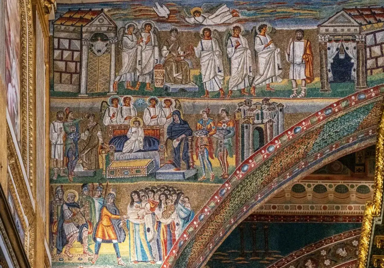 Antico mosaico nella Basilica di Santa Maria Maggiore a Roma: scene bibliche con angeli, la Natività e l'adorazione dei Magi.