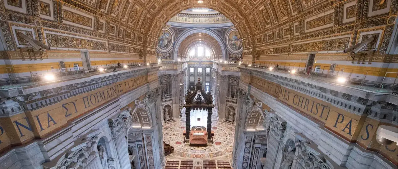 Interno della basilica di San Pietro, con la cupola maestosa e iscrizioni latine. Ricerca breve per ammirare la grandezza.