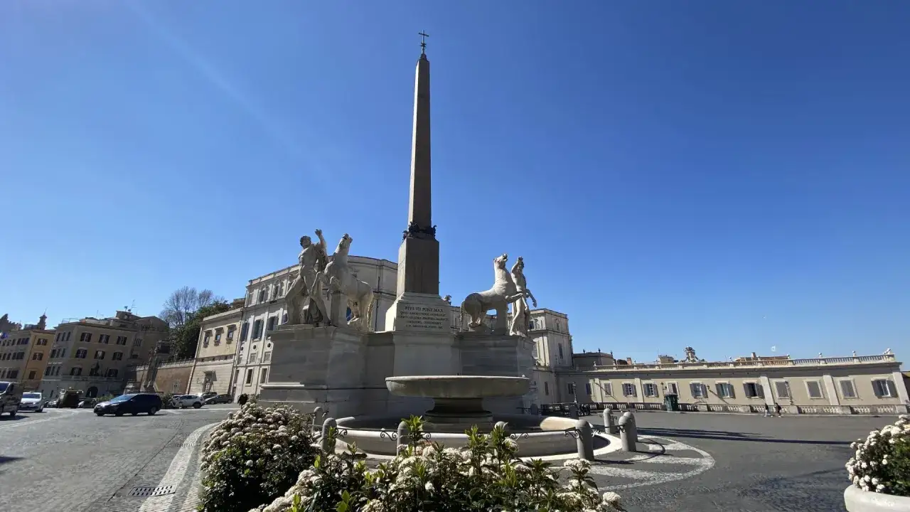Fontana dei Dioscuri e obelisco su piazza del Quirinale.