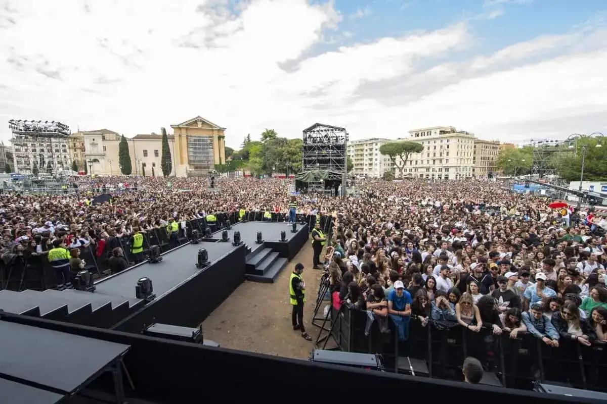 Folla immensa al concerto Roma 1 Maggio, con migliaia di persone in attesa del live.