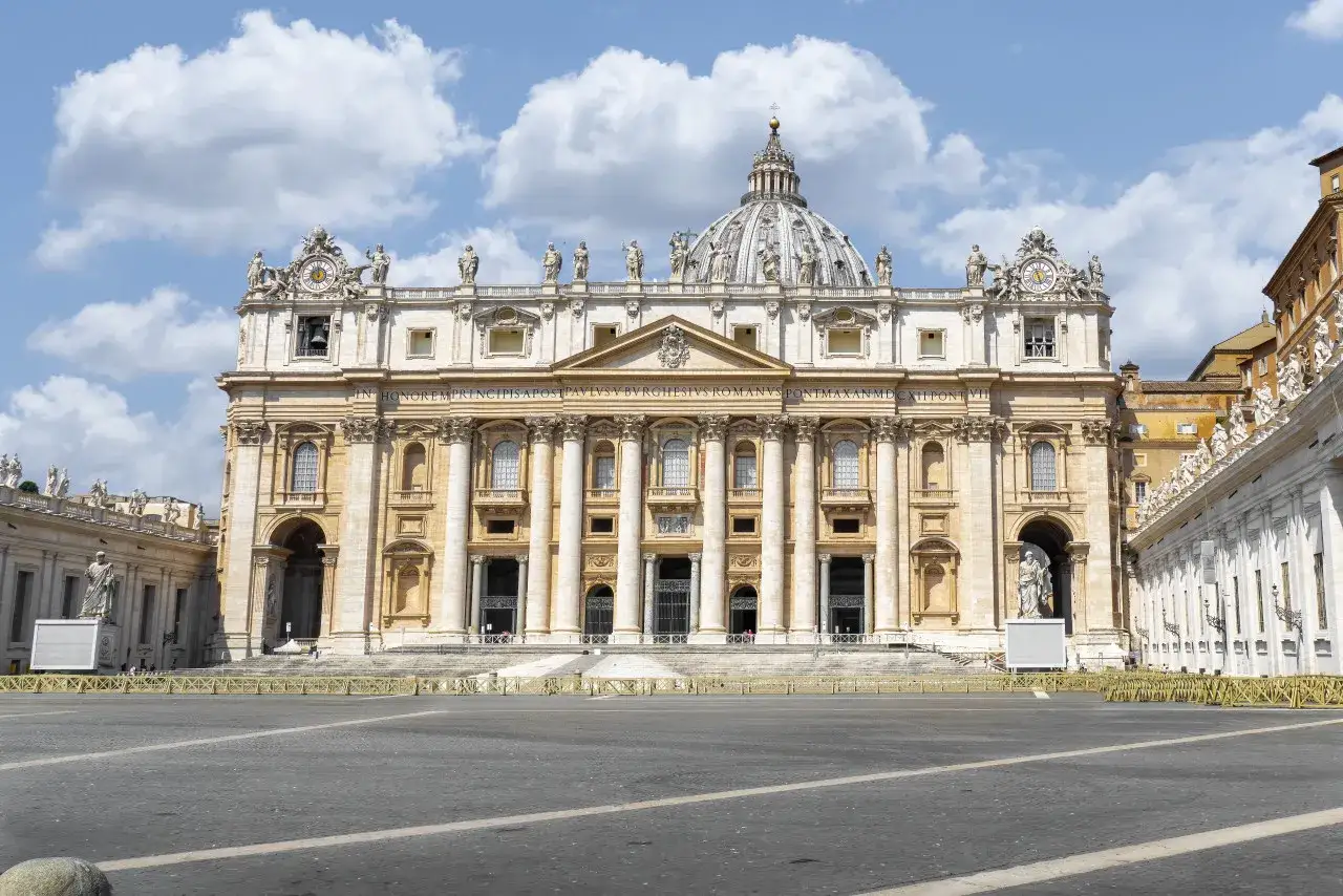 La Basilica di San Pietro vista da Piazza San Pietro, vicino alla stazione Ottaviano Roma.