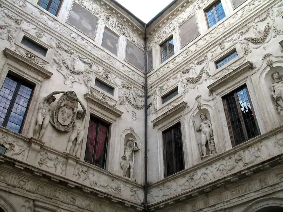 La facciata di Palazzo Spada rivela un cortile con sculture classiche, finestre scure e decorazioni elaborate.