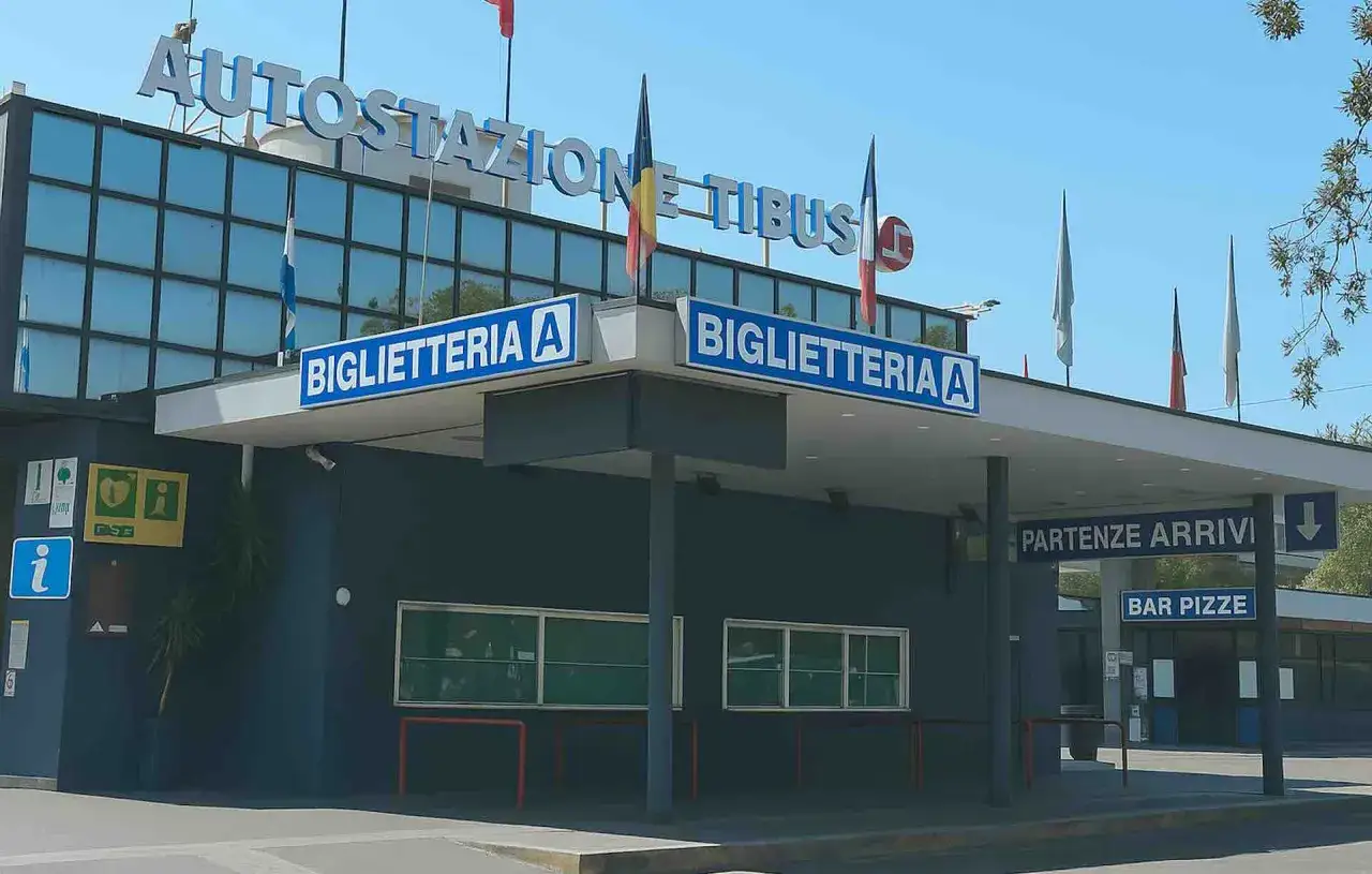 Autostazione Tiburtina, punto di partenza per viaggi in metropolitana Roma. Biglietteria A e indicazioni per partenze/arrivi.