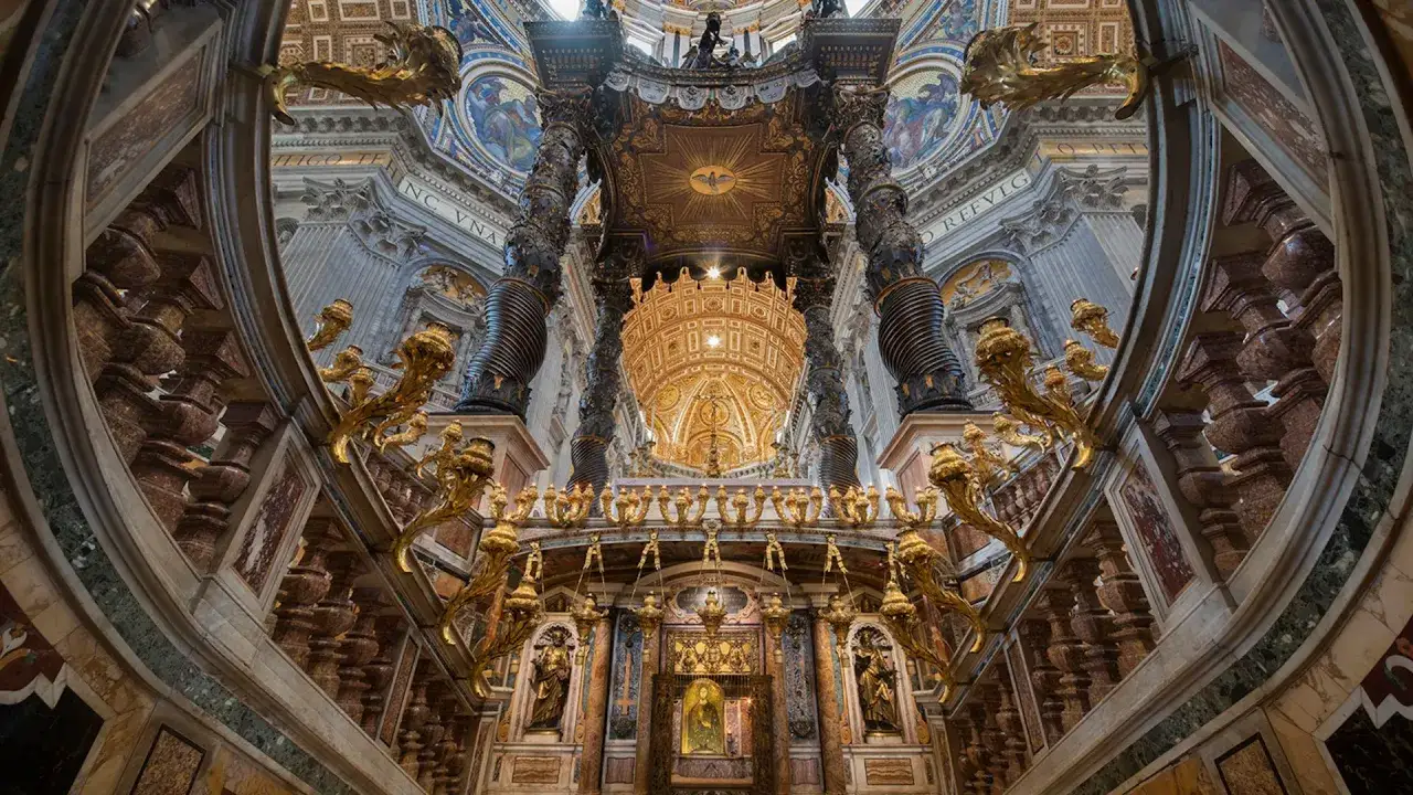 Interno della chiesa San Pietro a Roma, con il baldacchino del Bernini e la cupola dorata che brillano.