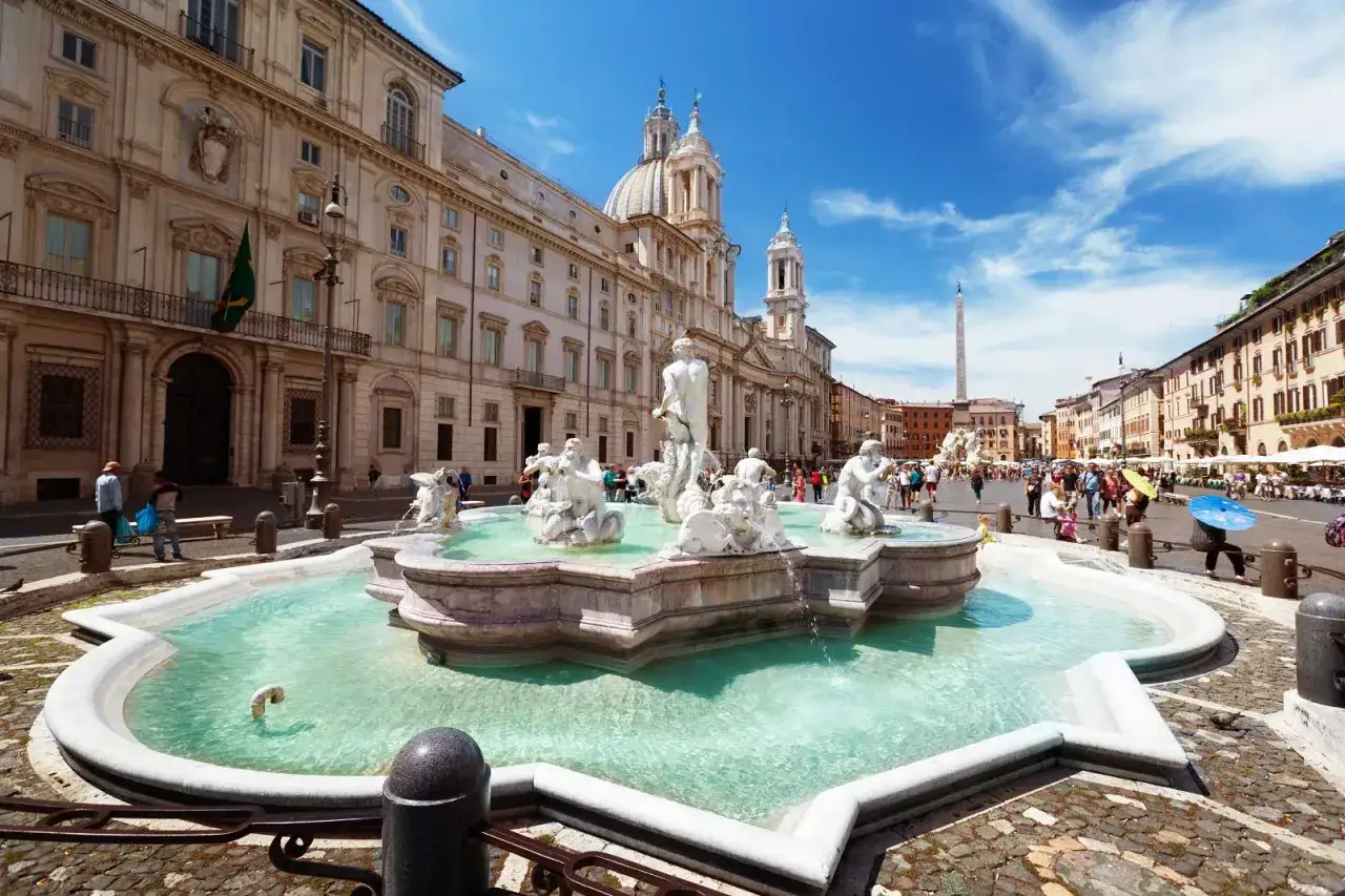 Fontana dei Quattro Fiumi a Piazza Navona, uno dei luoghi imperdibili da vedere a Roma, con la chiesa di Sant'Agnese in Agone e l'obelisco.