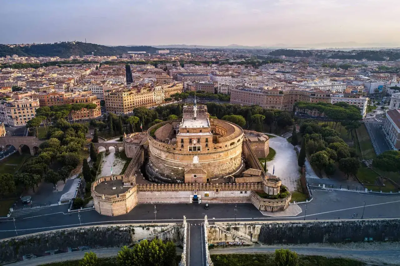 Vista aerea di Castel Sant'Angelo e del panorama romano. Scopri cosa vedere vicino Castel Sant'Angelo, tra ponti storici e la città eterna.