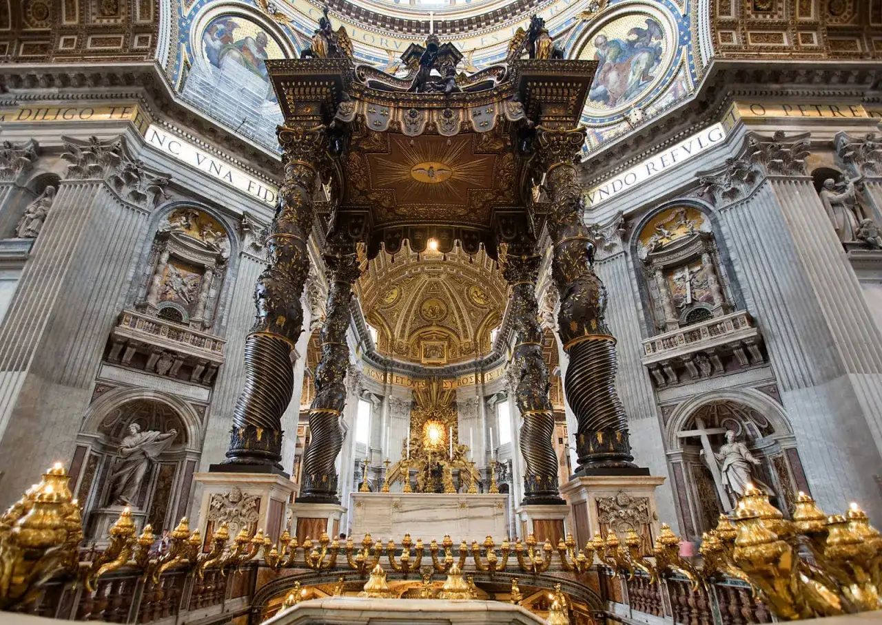 Interno di una delle magnifiche chiese barocche di Roma, con il baldacchino del Bernini in primo piano e la cupola dorata sullo sfondo.