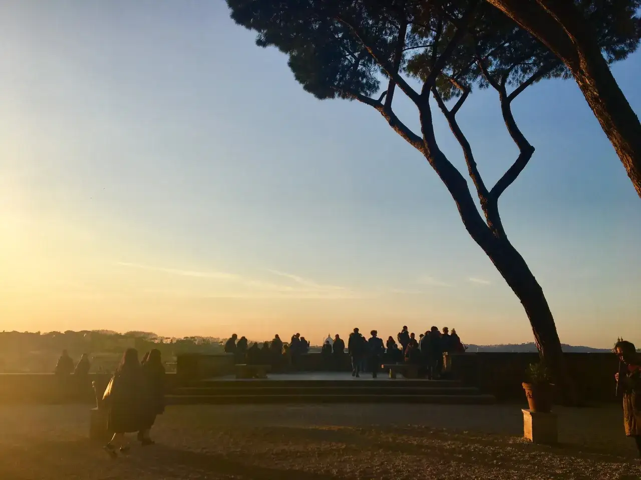 Tramonto a Roma, un'idea per cosa fare a San Valentino: godersi la vista con la persona amata.