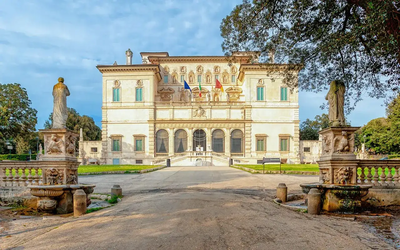 Villa Borghese, Roma. Primavera, il periodo migliore per visitare Roma, con la sua architettura imponente e fontane.