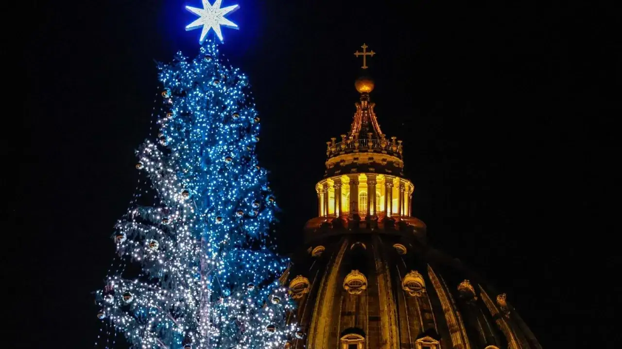 Albero di Natale illuminato e cupola dorata di San Pietro: ecco cosa fare il 24 dicembre a Roma per un'atmosfera magica.