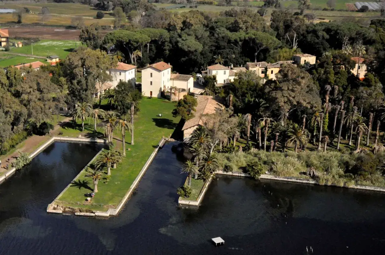 Un'oasi di pace con ville storiche e specchi d'acqua, un luogo incantevole da scoprire tra le cose da vedere a Latina.