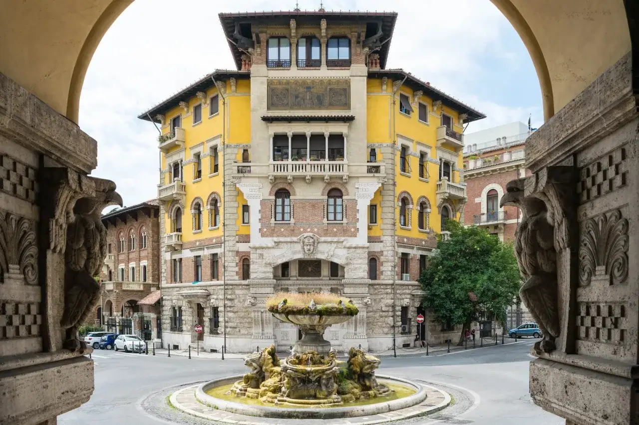 Fontana barocca e palazzo giallo, un angolo di Roma da scoprire.